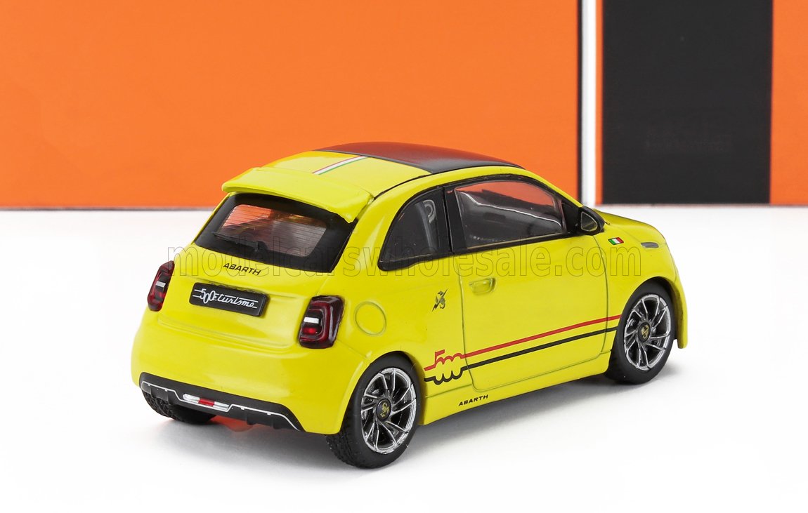 Modèle réduit de voiture Abarth 595 jaune avec bandes rouges et toit noir, disponible sur Vroomi