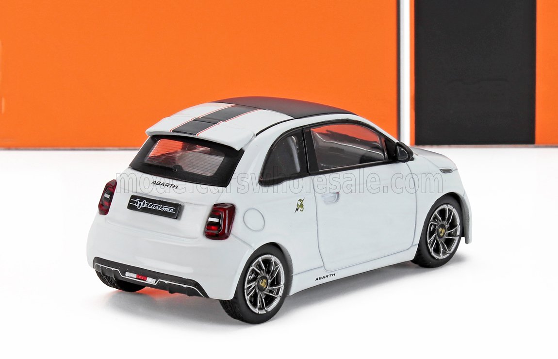 Modèle réduit de voiture Abarth 595 Turismo blanche avec toit noir et bandes décoratives, présenté dans un décor de studio, disponible à l'achat sur Vroomi.