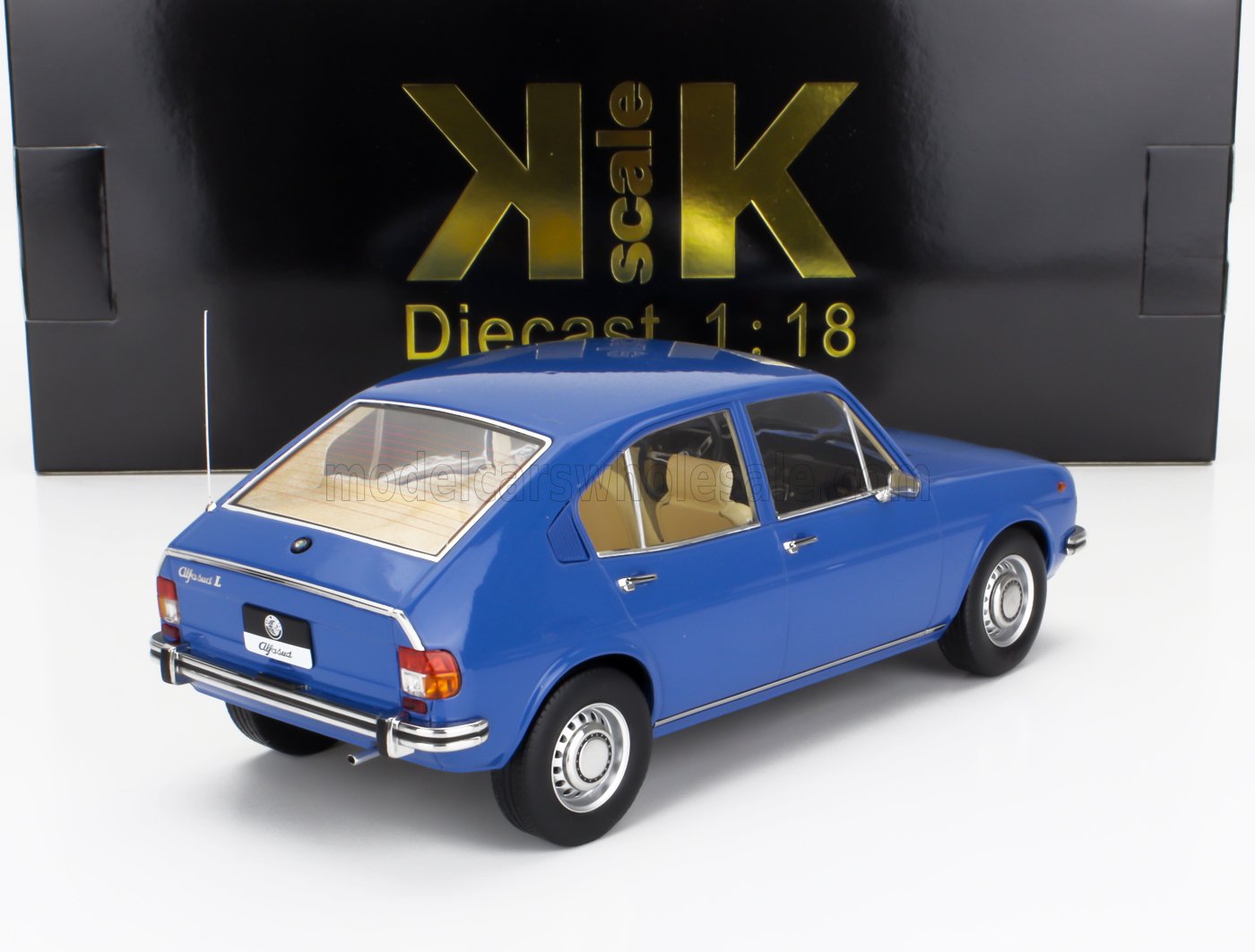 Modèle réduit Alfa Romeo Alfasud L bleu à l'échelle 1:18 avec intérieur beige, disponible sur Vroomi