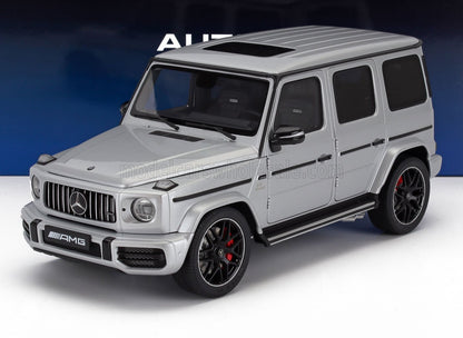 Modèle réduit Mercedes AMG Classe G argenté avec jantes noires et toit ouvrant, disponible sur Vroomi