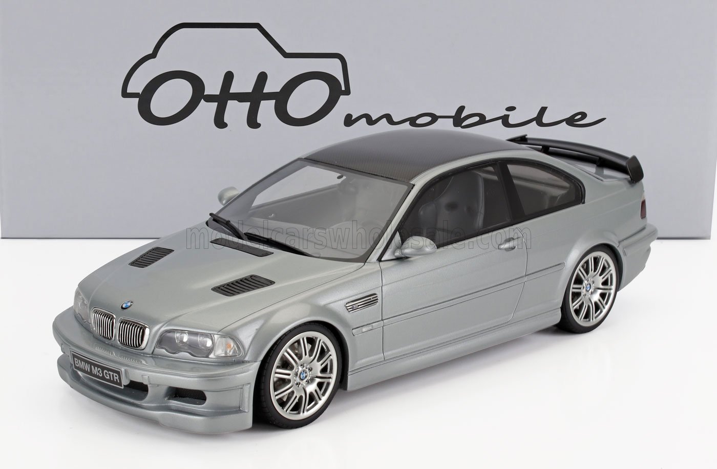 Modèle réduit BMW M3 GTR argenté avec toit en fibre de carbone, disponible sur la plateforme Vroomi.