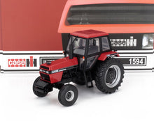 Modèle réduit en métal moulé sous pression du tracteur Case IH 1594 à l'échelle 1/18 avec détails rouges et noirs, disponible chez Vroomi.
