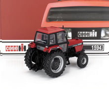 Maquette détaillée d'un tracteur Case International rouge avec pneus noirs, présentée sur un fond en carton, disponible chez Vroomi.