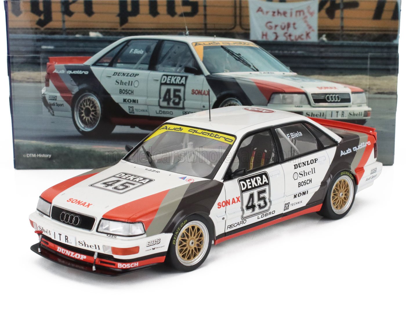 Modèle réduit de voiture de course Audi Quattro avec livrée DEKRA 45 et autocollants des sponsors, présenté sur Vroomi.