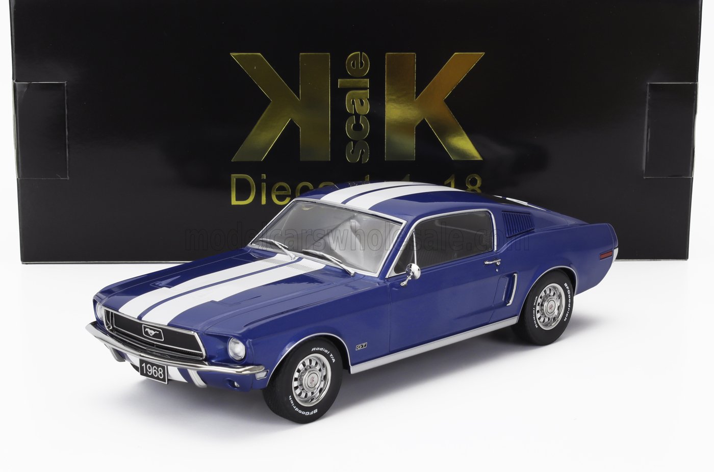 Modèle réduit de voiture Ford Mustang GT 1968 bleu avec bandes blanches sur fond blanc, disponible sur Vroomi.