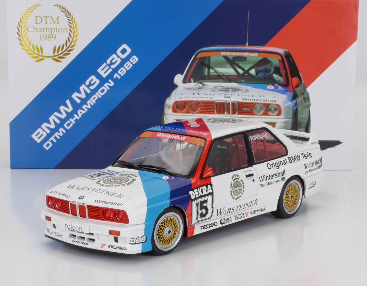 Modèle réduit BMW M3 E30 DTM 1989 à l'échelle 1/18 avec livrée de course, disponible chez Vroomi.