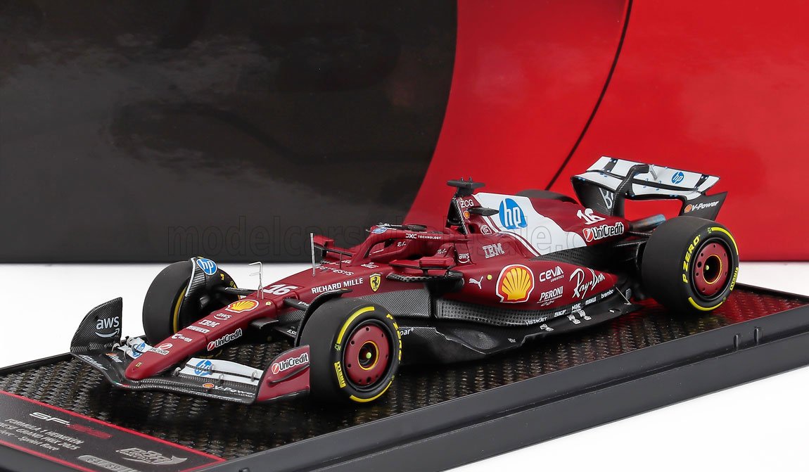 Modèle réduit Alfa Romeo Ferrari F1 2023 rouge, avec logos des sponsors, présenté sur un socle en fibre de carbone, proposé sur Vroomi.