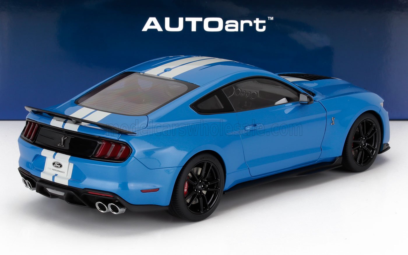 Modèle réduit de Ford Mustang Shelby GT500 bleu avec bandes blanches, jantes noires, disponible sur Vroomi