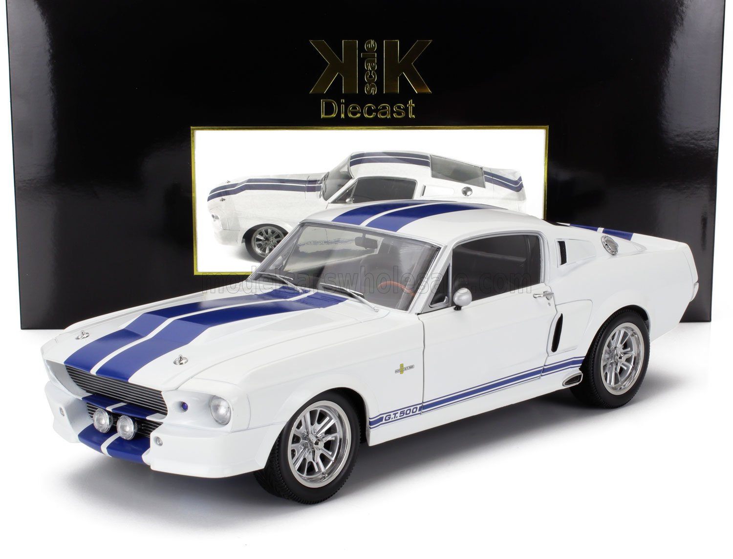 Modèle réduit de voiture GT500 blanc avec bandes bleues de course dans une boîte KK Scale noire, disponible sur Vroomi.