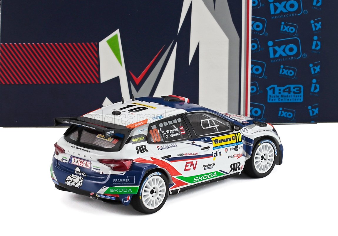 Modèle réduit de voiture de rallye Škoda à l'échelle 1:43 avec autocollants des sponsors, disponible sur la plateforme Vroomi.