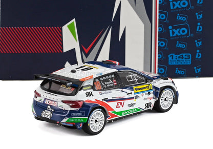 Modèle réduit de voiture de rallye Škoda à l'échelle 1:43 avec autocollants des sponsors, disponible sur la plateforme Vroomi.