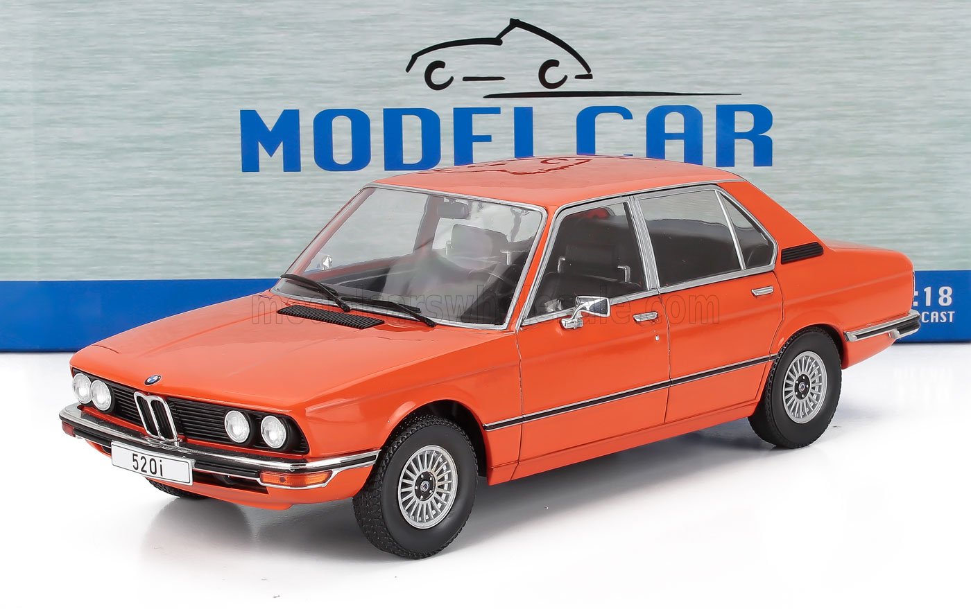 Modèle réduit de voiture BMW 520i orange avec garnitures chromées et roues détaillées, disponible chez Vroomi.