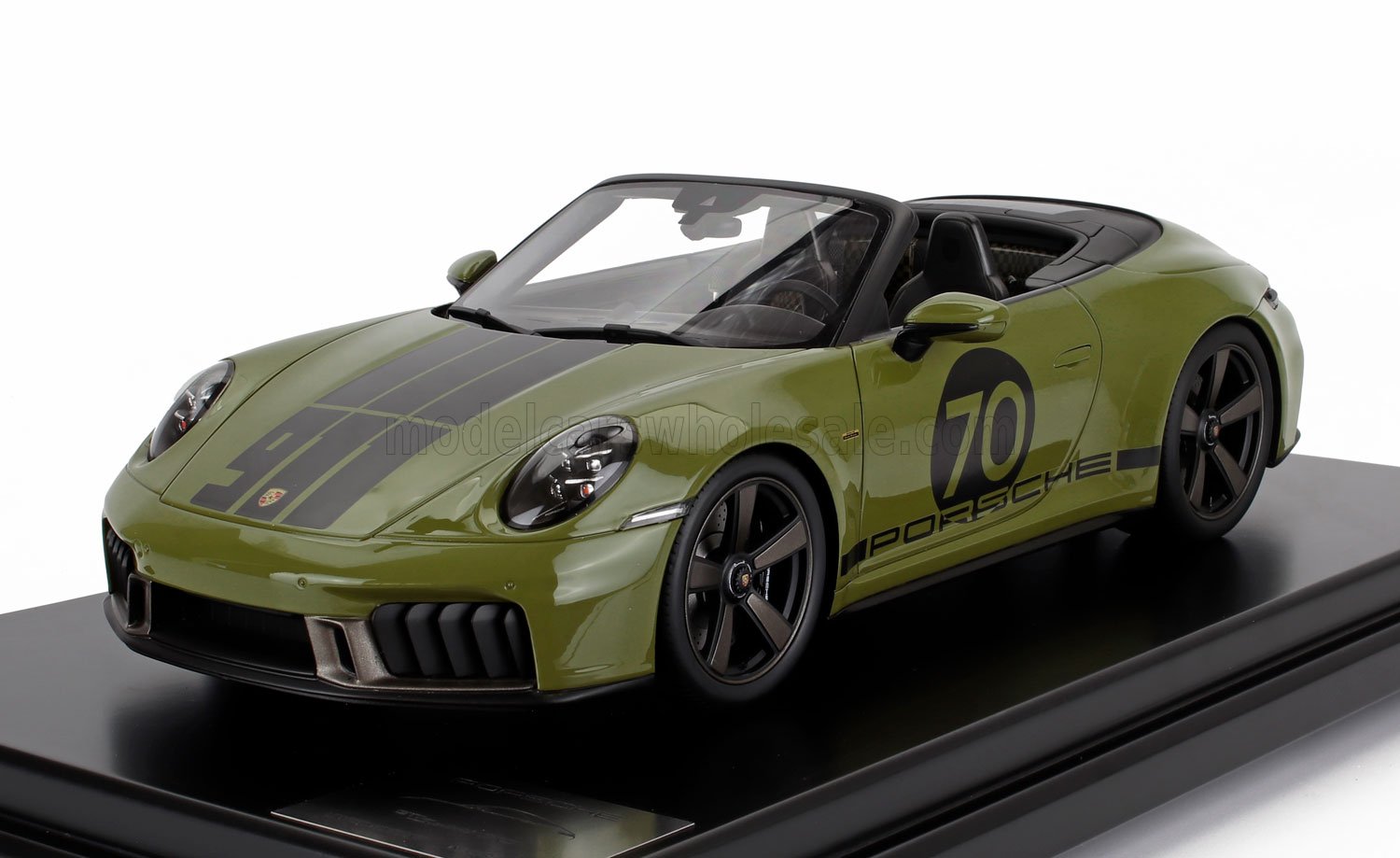 Modèle Porsche décapotable vert avec bandes noires et numéro 70, présenté dans Vroomi.