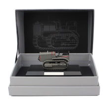 Modèle réduit miniature gris du tracteur Caterpillar présenté dans un coffret de présentation, également proposé sur la plateforme Vroomi.