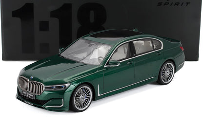 Modèle réduit à l'échelle 1:18 d'une berline de luxe BMW Alpina B7 verte avec intérieur blanc, disponible chez Vroomi.