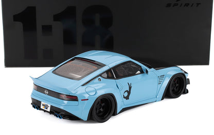Modèle réduit Nissan à l'échelle 1:18, bleu, avec roues noires et autocollant OK, disponible chez Vroomi.