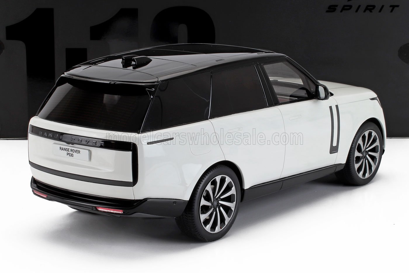Modèle réduit à l'échelle 1/18 d'un SUV de luxe Range Rover blanc et noir, voiture miniature détaillée disponible chez Vroomi.