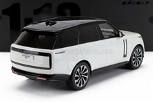 Modèle réduit à l'échelle 1/18 d'un SUV de luxe Range Rover blanc et noir, voiture miniature détaillée disponible chez Vroomi.