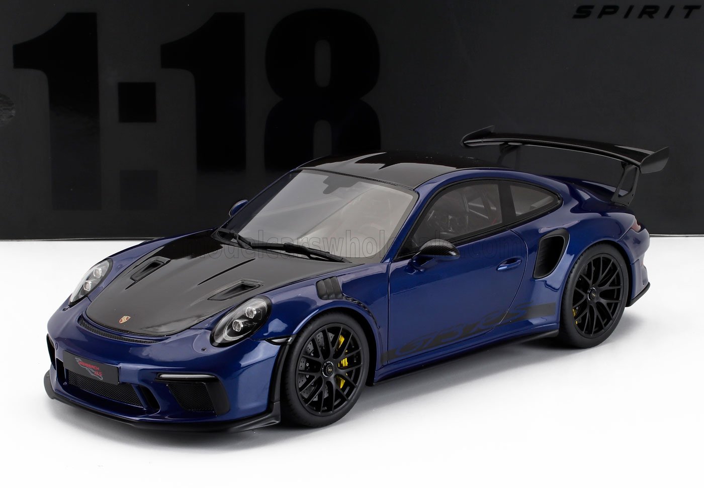 Modèle réduit à l'échelle 1:18 d'une Porsche 911 GT3 RS bleue avec capot et spoiler noirs, disponible chez Vroomi.