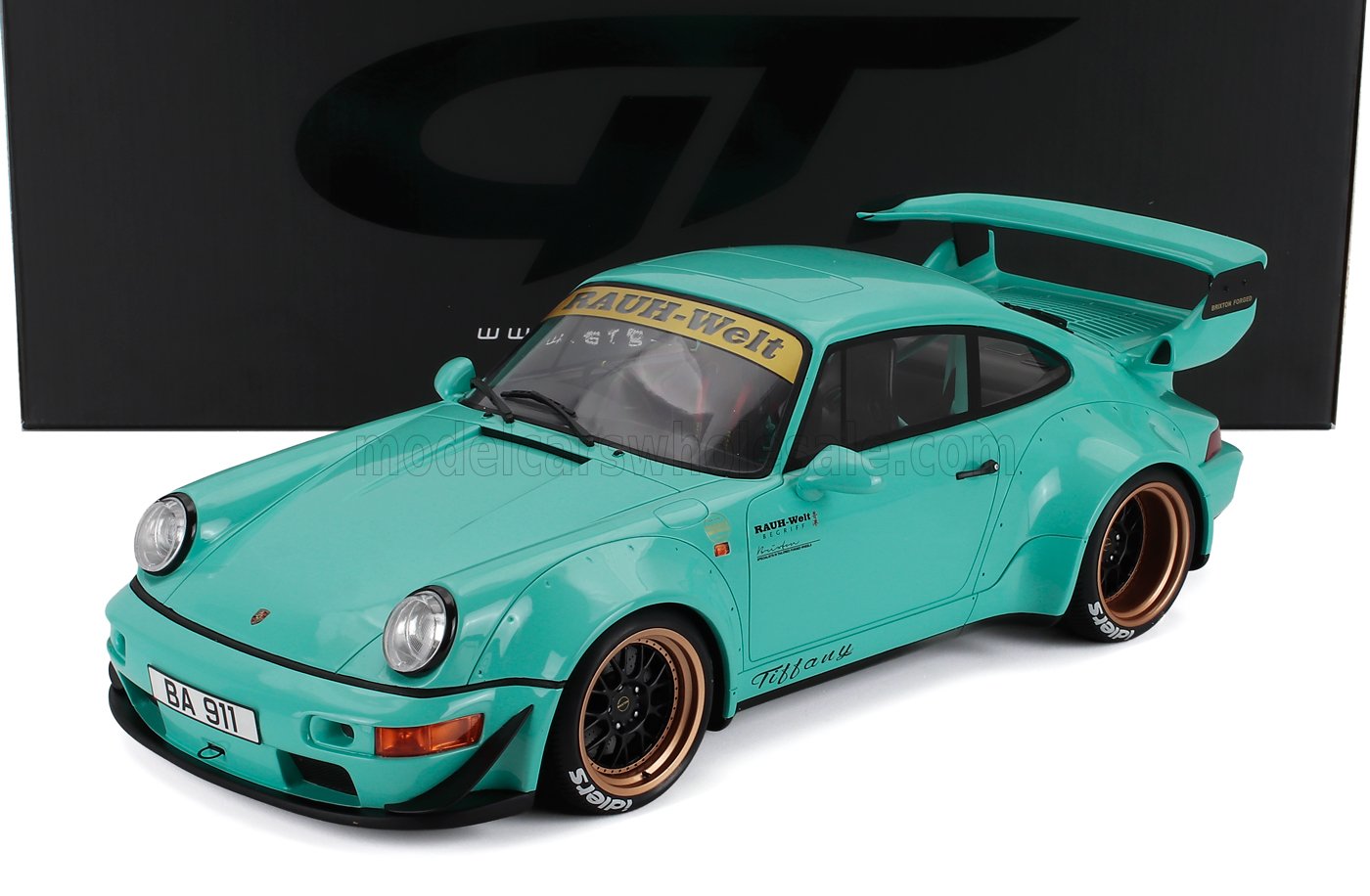 Modèle réduit Porsche 911 bleu Tiffany RWB avec kit carrosserie large, jantes cuivrées et aileron arrière, disponible chez Vroomi.