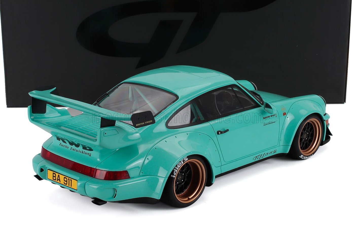 Modèle réduit RAUH-Welt Porsche 911 bleu Tiffany avec kit carrosserie large, grand aileron arrière et jantes bronze disponible chez Vroomi.