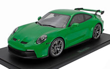 Modèle réduit de Porsche 911 GT3 vert à l'échelle 1/18 en métal moulé sous pression, présenté sur un socle noir, disponible chez Vroomi.