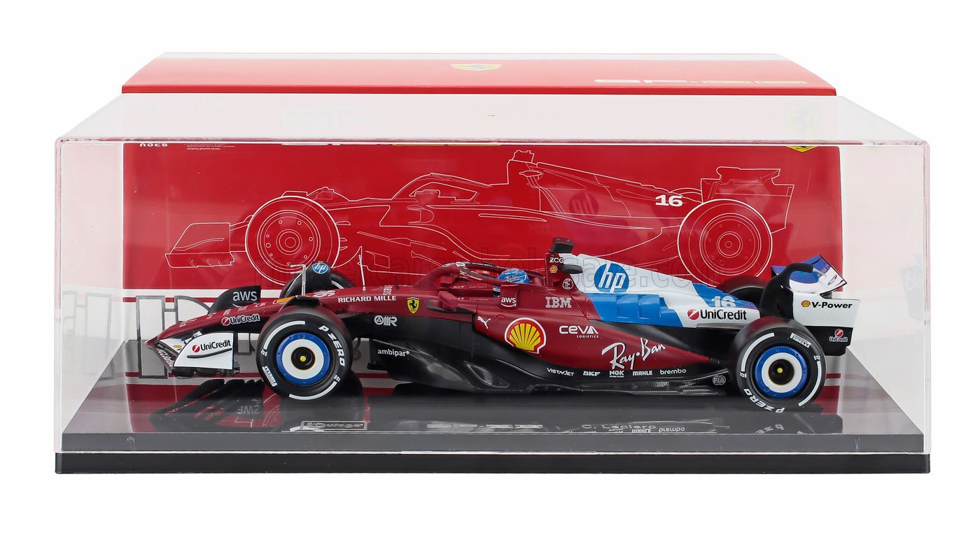 Modèle réduit Ferrari F1 dans une vitrine avec logos des sponsors, disponible chez Vroomi