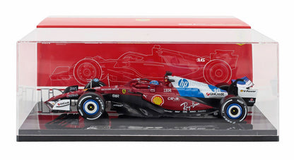 Modèle réduit Ferrari F1 dans une vitrine avec logos des sponsors, disponible chez Vroomi