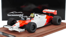Modèle réduit Technomodel à l'échelle 1:43 de la voiture de course McLaren MP4/2 de Formule 1 sur socle d'exposition, proposé par Vroomi.