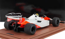 Maquette à l'échelle 1:18 d'une voiture de course de Formule 1 classique orange et blanche exposée, proposée par Vroomi.