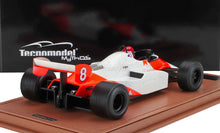 Maquette détaillée d'une voiture de course de Formule 1 classique blanche et rouge portant le numéro 8, disponible sur Vroomi.