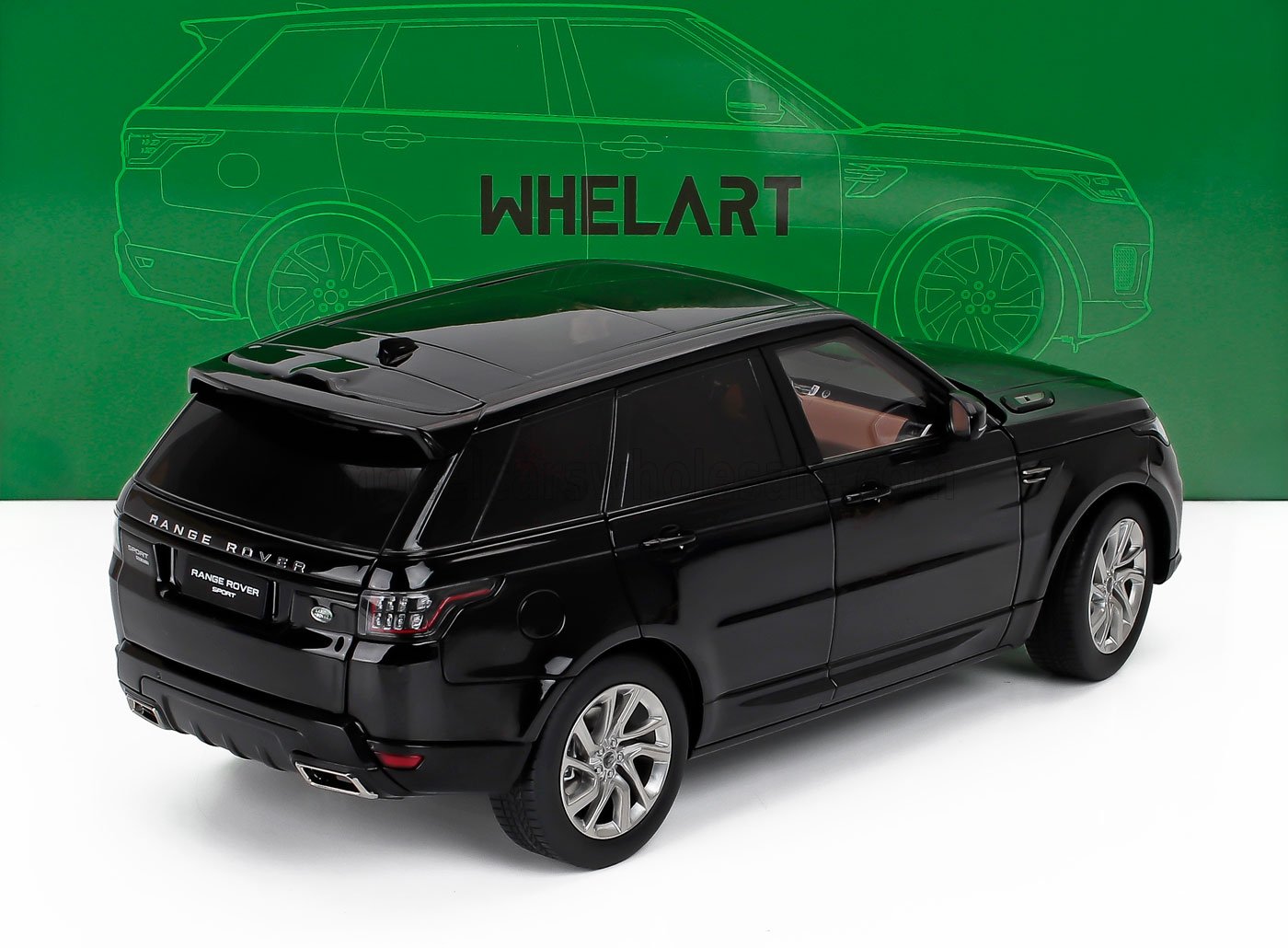 Modèle réduit de Range Rover noir à l'échelle 1/18, réplique de collection disponible chez Vroomi