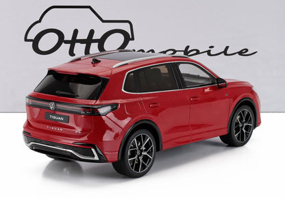 Vue arrière d'un SUV Volkswagen Tiguan rouge avec des jantes noires sur une surface blanche, proposé sur Vroomi.