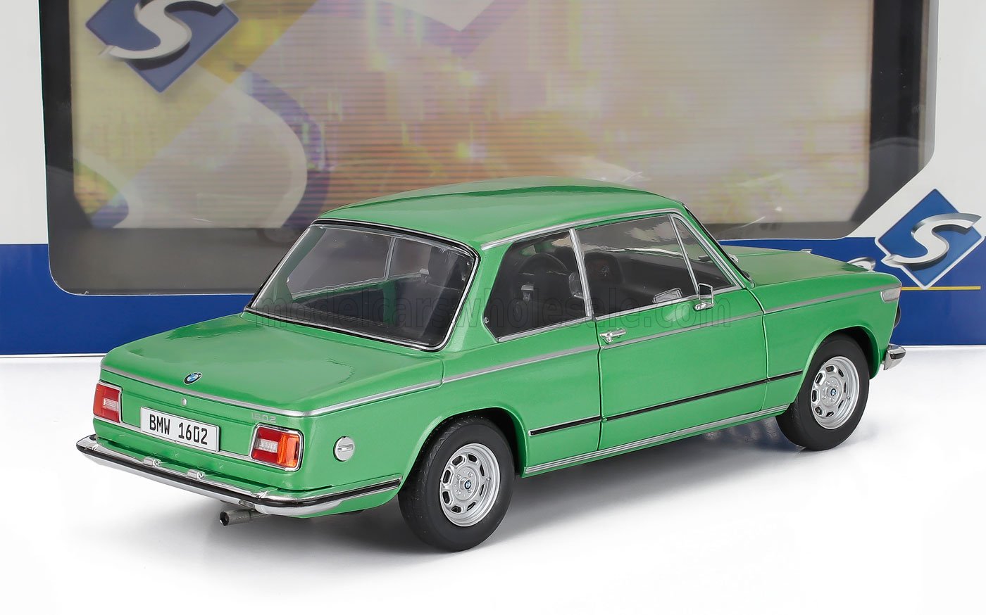 Modèle réduit vert de la BMW 1602 vintage avec détails chromés, présenté avec son emballage, disponible sur Vroomi.