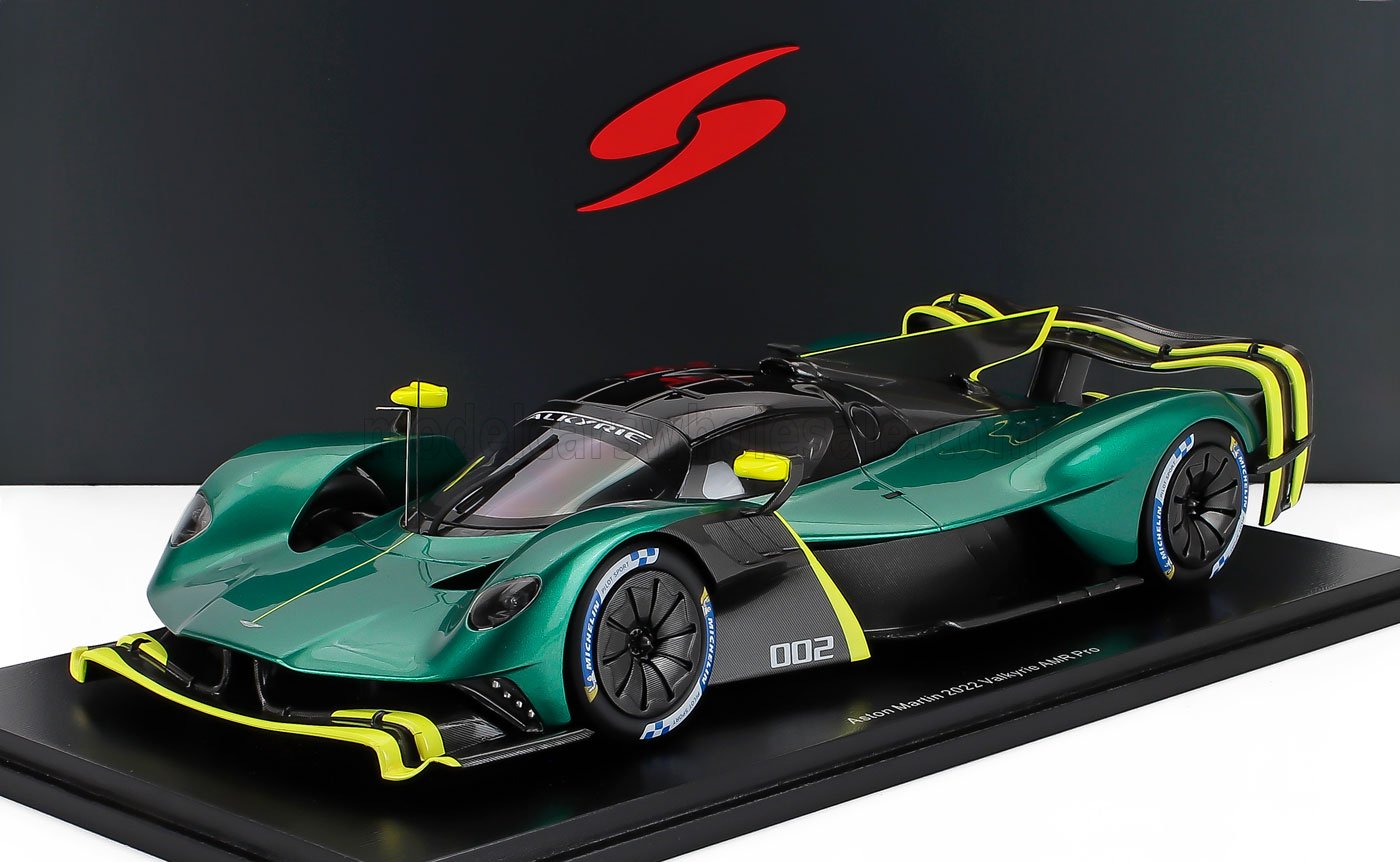 Modèle réduit de voiture de course Aston Martin 2022 Valkyrie AMR Pro verte sur socle noir, disponible sur Vroomi