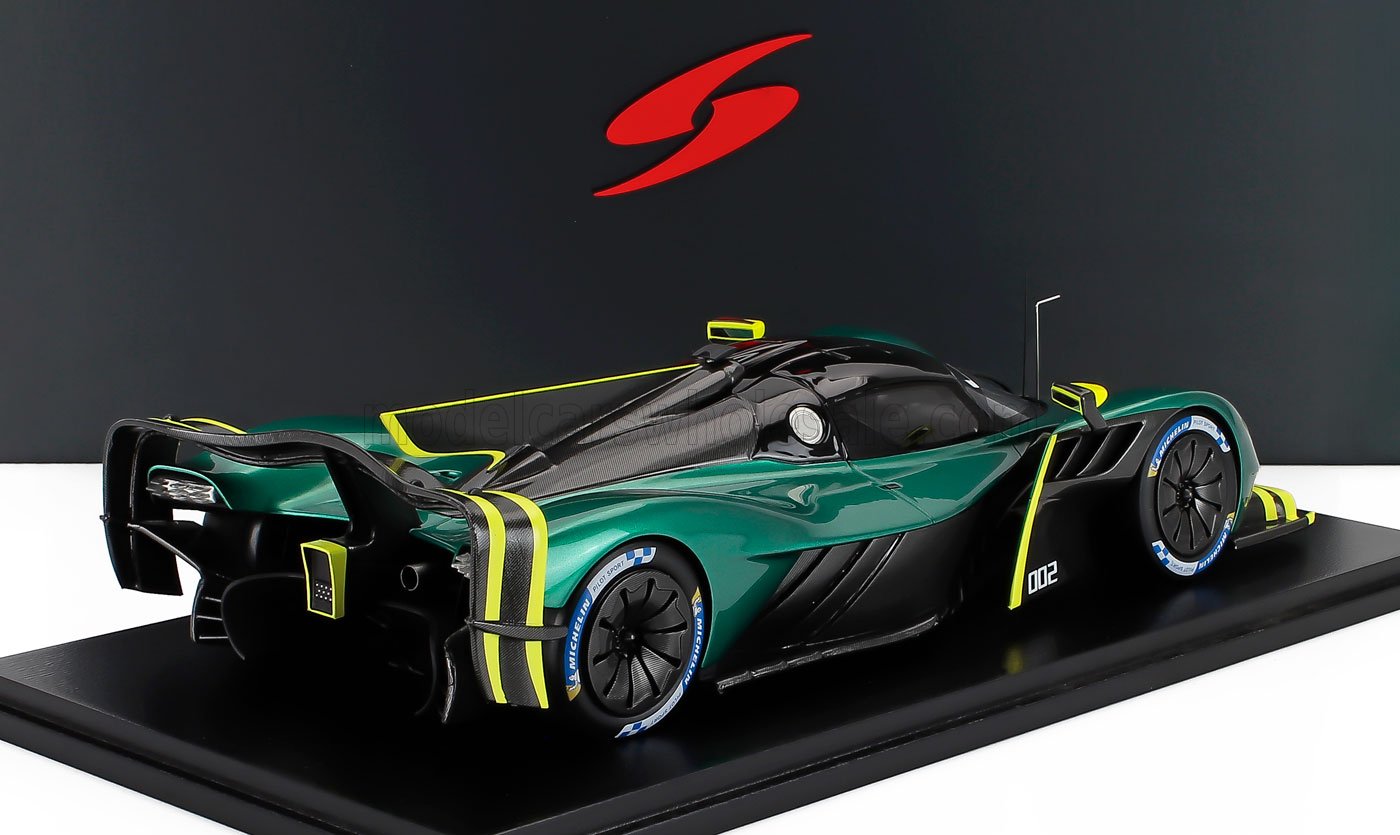 Modèle Aston Martin Valkyrie vert et noir exposé sur une plateforme, équipé de pneus Michelin, désormais accessible sur Vroomi.