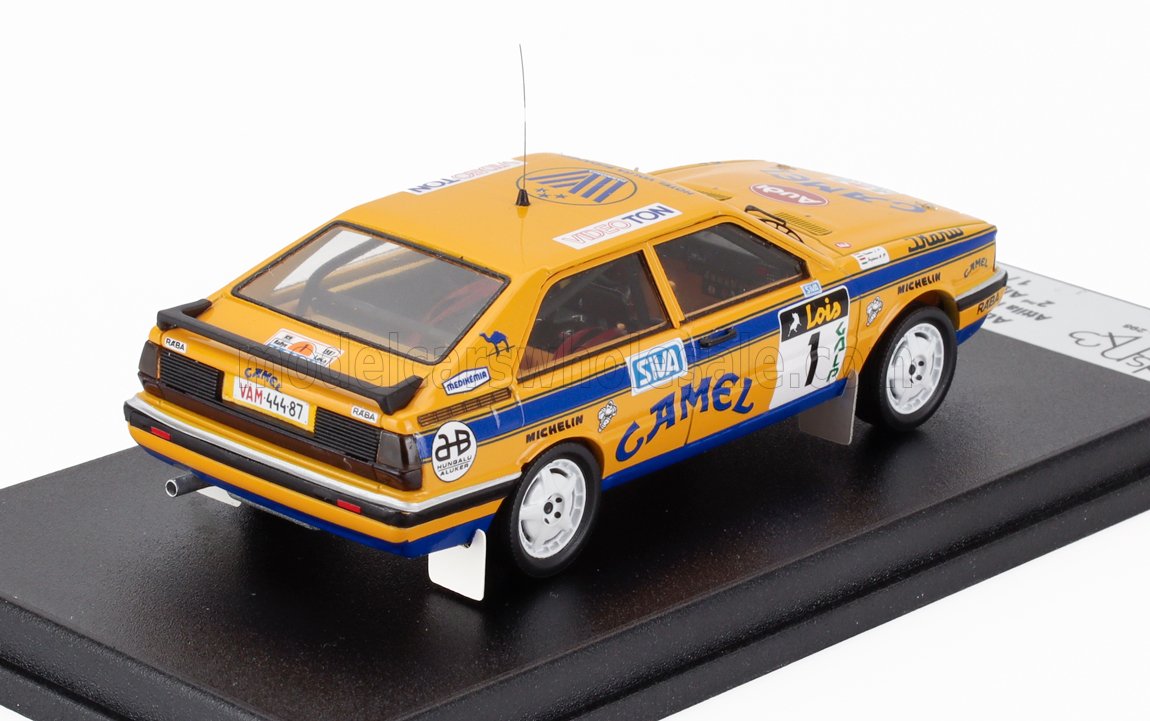 Modèle réduit de voiture de rallye Camel jaune et bleu sur socle noir, proposé sur Vroomi