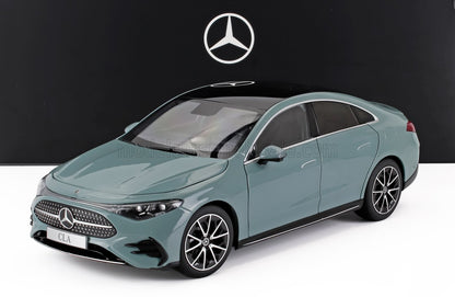 Modèle réduit Mercedes CLA gris avec toit noir et jantes sportives, présenté sous le logo Mercedes, disponible sur Vroomi.