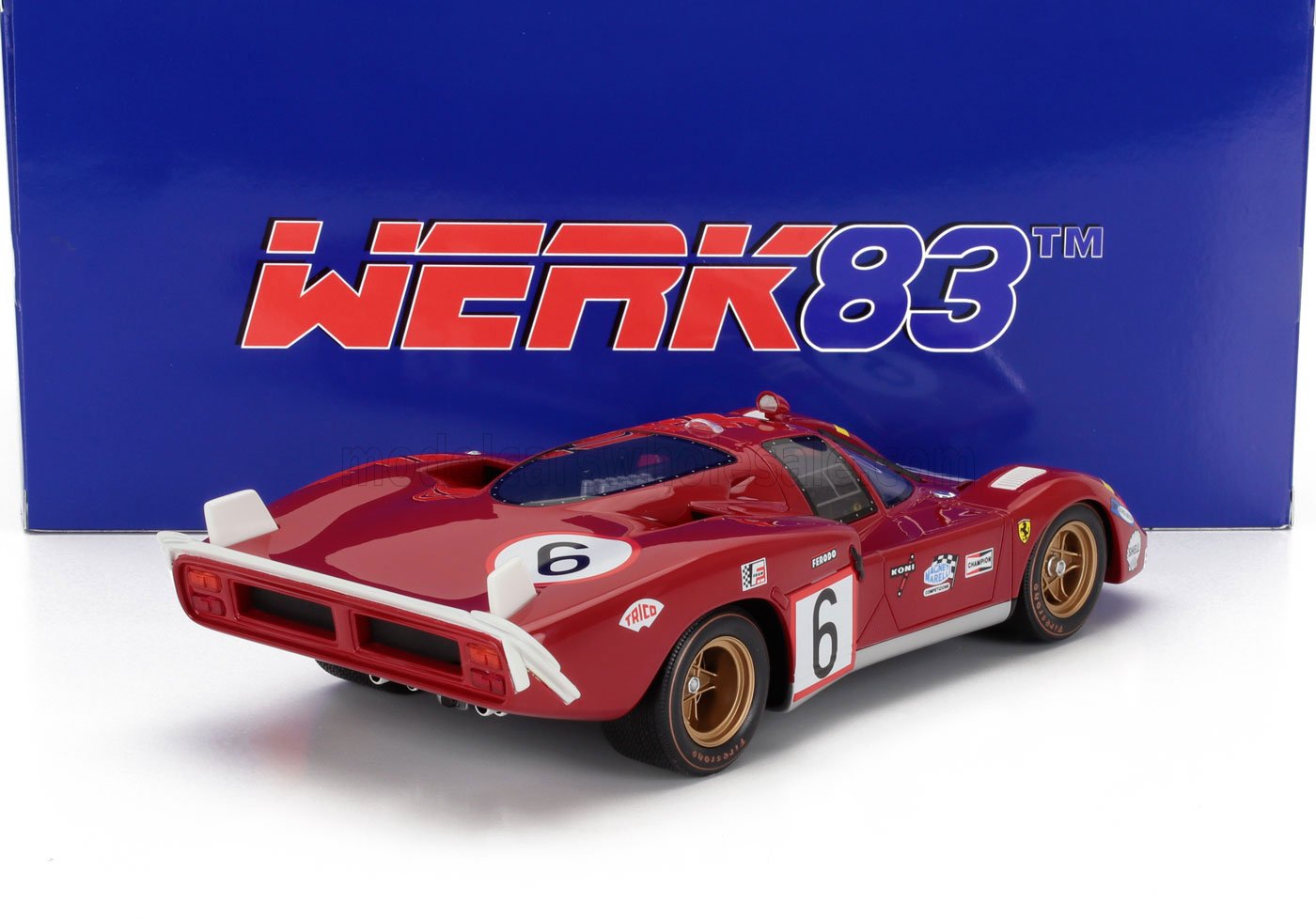 Modèle réduit de voiture de course Ferrari 512 à l'échelle 1:43, couleur rouge, numéro 6, présenté sur fond bleu WERK83, proposé sur Vroomi.