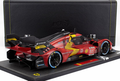 FERRARI - 499P 3,0 L TURBO V6 ÉQUIPE FERRARI AF CORSE N 51 VAINQUEUR DES 24 HEURES DU MANS (VERSION SALIE - APRÈS LA COURSE) 2023 ALESSANDRO PIER GUIDI - JAMES CALADO - ANTONIO GIOVINAZZI - AVEC VITRINE - COFFRET - ROUGE JAUNE NOIR