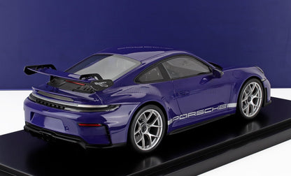 Modèle réduit Porsche 911 GT3 bleu avec grand aileron arrière sur socle noir, proposé sur Vroomi.