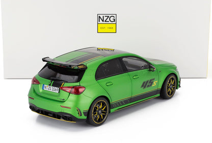 Modèle réduit Mercedes A45 S vert avec détails noirs et jaunes, présenté avec la marque NZG, disponible sur Vroomi.