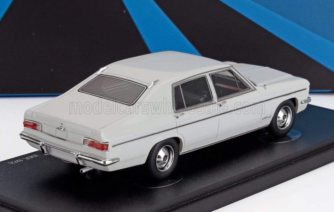 Miniature de voiture classique blanche modèle 1972 sur socle d'exposition, désormais accessible sur la plateforme Vroomi.