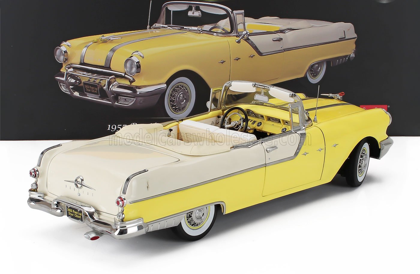 Modèle réduit de voiture Pontiac Star Chief cabriolet 1955 à l'échelle 1/18, disponible chez Vroomi