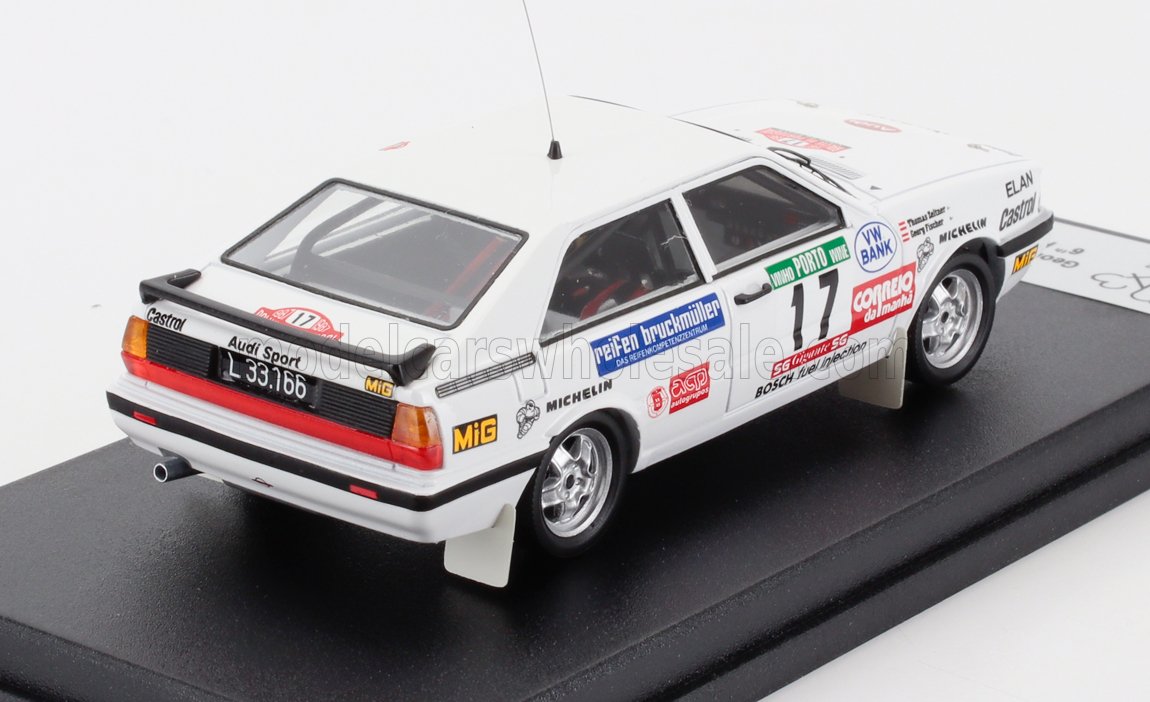 Modèle réduit de voiture de course Audi Sport blanche avec le numéro 17 et les autocollants des sponsors sur un socle noir, disponible chez Vroomi.