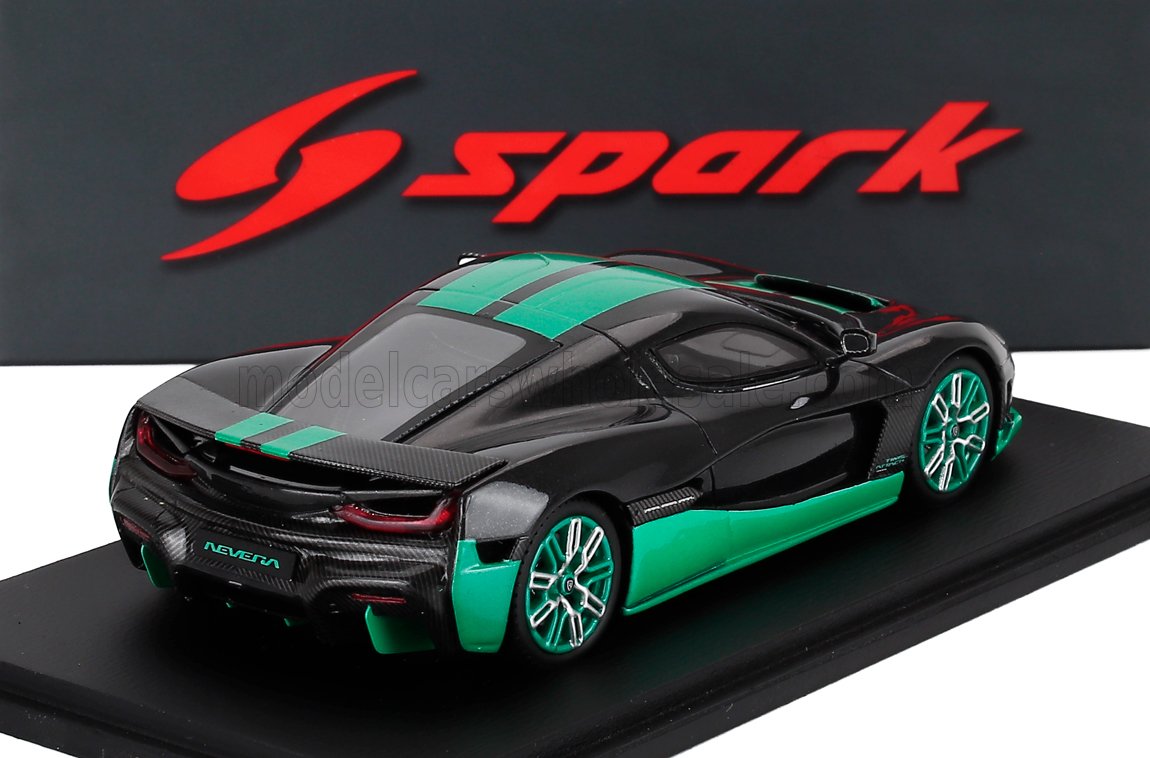 Modèle réduit noir et vert de la Pagani Huayra avec arrière détaillé, présenté sur un socle avec le logo Spark, disponible chez Vroomi.