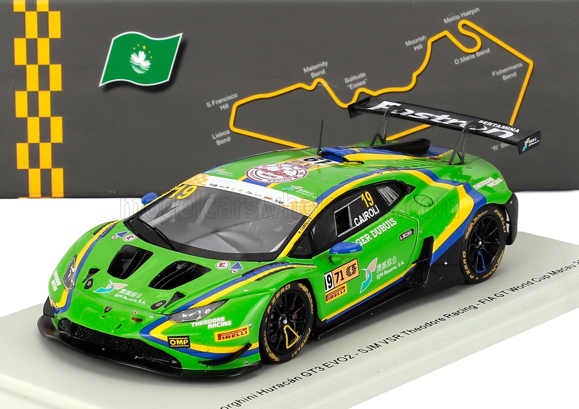 Modèle Lamborghini Huracán GT3 EVO2 vert avec décalcomanies de course, présenté sur un socle avec le circuit de Macao, disponible chez Vroomi.