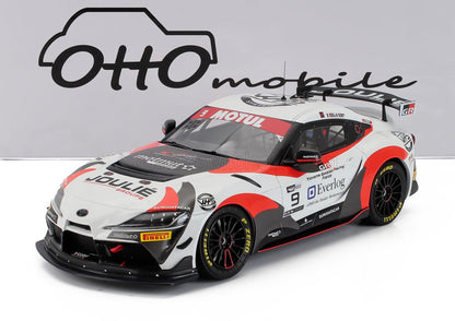Modèle réduit de voiture de course Toyota GR blanche et rouge avec détails noirs, logos Motul et Pirelli, présenté sur Vroomi.