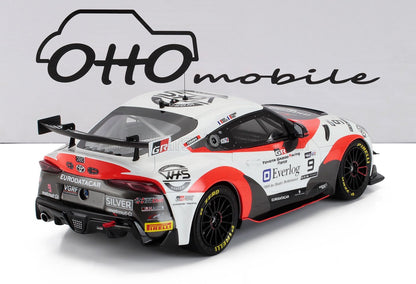 Modèle réduit de voiture de course Toyota GR blanche et rouge équipée de pneus Pirelli, présentée avec la marque Ottomobile, disponible sur Vroomi.