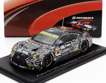 Modèle réduit K-tunes Racing Lexus RC F GT3 avec motif tourbillon noir et blanc exposé, disponible via Vroomi